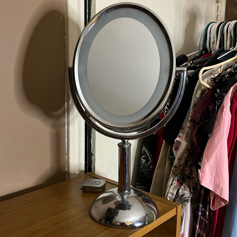 😀Revlon touch light up makeup mirror